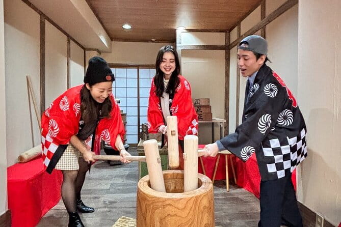 【For adult】Traditional Mochi Pounding Experience with Tasting - Steam, then mortar and pestle: what the pounding part feels like
