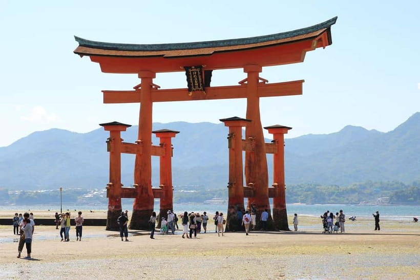 From Osaka: Hiroshima and Miyajima Day Trip by Bullet Train - Guides in Spanish and English, and why their stories matter