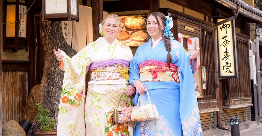Kimono photoshoot-Includes 100 photo data - Price and Value: Is $96 a Good Deal for Osaka Kimono Photos?