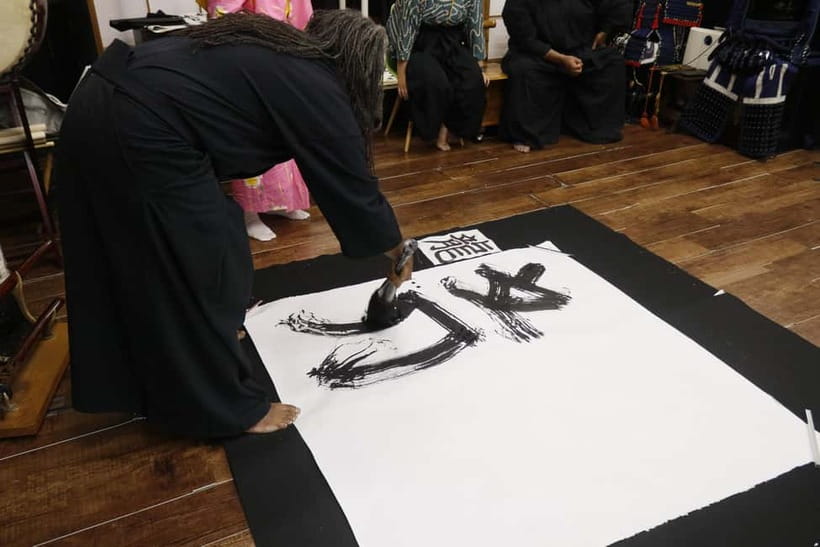 Learning Shodo with a kimono and Trying Samurai Calligraphy - Trying Samurai Calligraphy: one character with whole-body energy