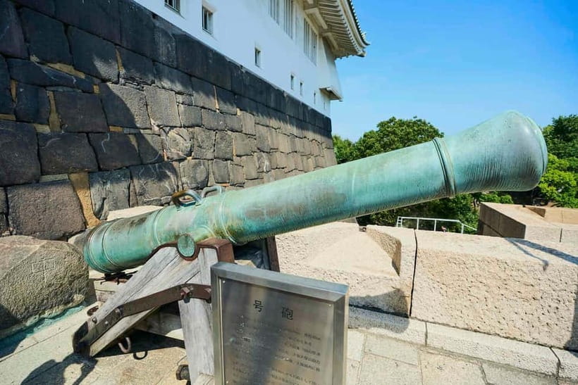 Osaka: Castle History Walking Tour / Castle Tower Admission - Why Osaka Castle’s defenses make this more than a photo stop