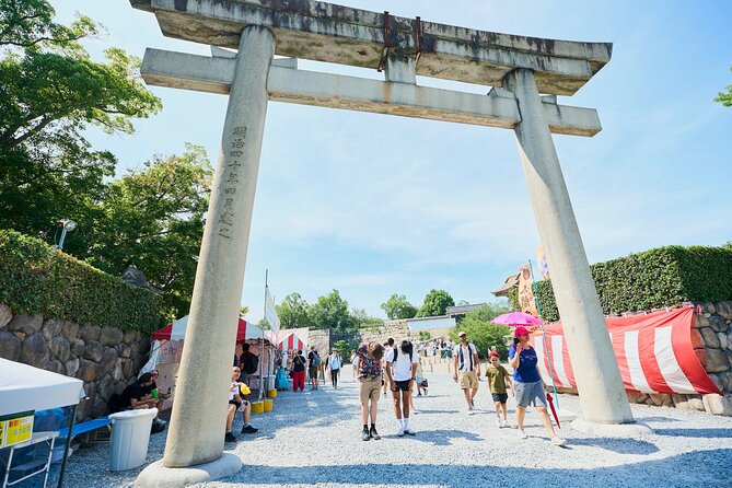 Osaka Castle Walking Tour and Castle Tower Admission - Hokoku Shrine stop: Toyotomi Hideyoshi, a bronze statue, and quieter moments