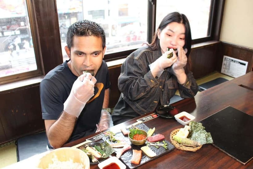 Osaka Dotonbori: Hand Roll Sushi Experience - Rolling your own hand-rolled sushi, tools, choices, and technique