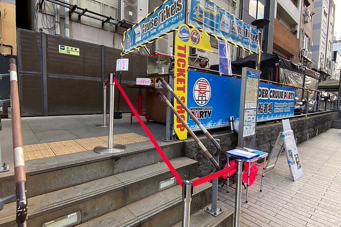 Osaka Dotonbori Wonder Cruise - Crowd and Staff Dynamics: A Balanced Reality Check