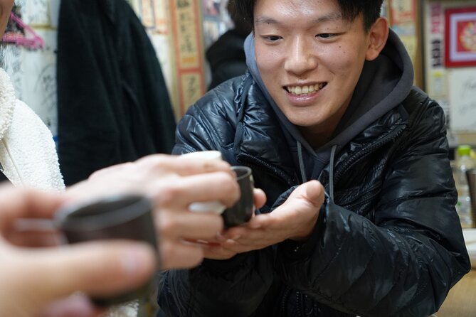 Osaka Highlights Walking Tour: Castle, Dotonbori & Hidden Gems - Kuromon Market: Seafood Watching With a Plan