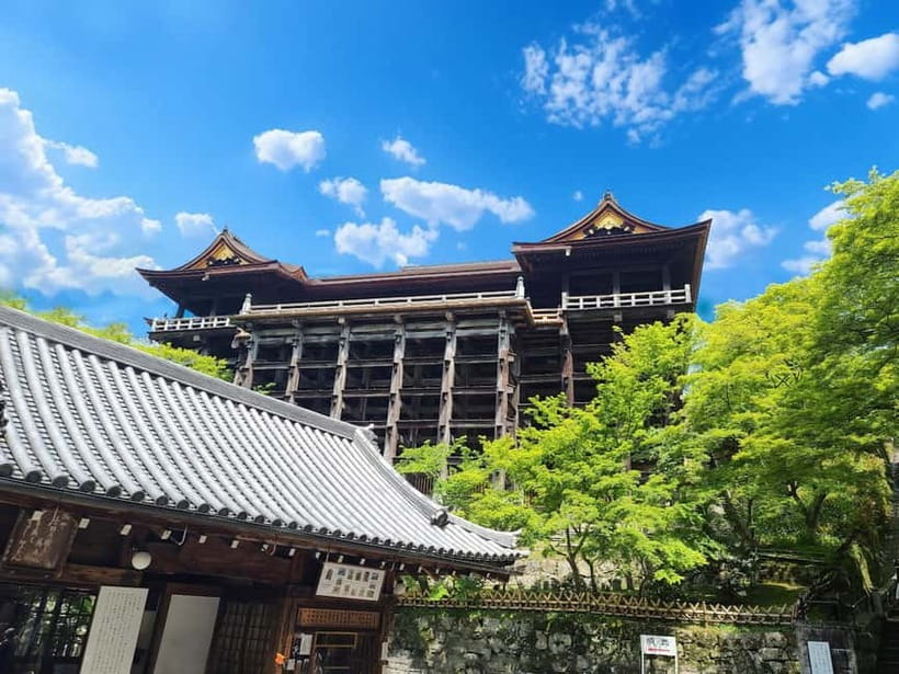 Osaka: Kyoto & Uji Historical Sites and Scenic Delights Tour - Yasaka Koshindo: The Multicolored Balls Shrine Moment