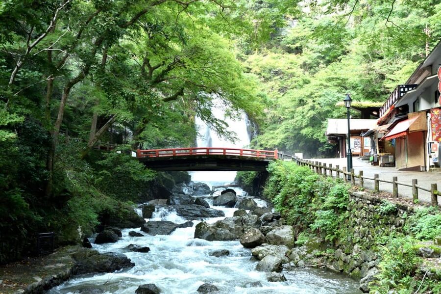 Osaka: Minoh, Katsuoji Temple, & Minoh Falls Full-day Tour - Getting out of Osaka: Katsuoji Temple and the Minoh Falls shift