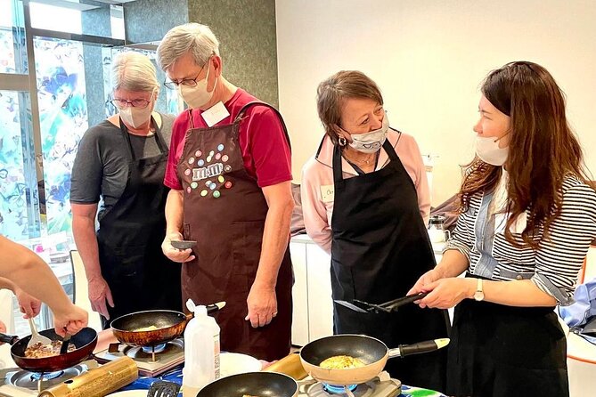 Osaka Okonomiyaki Cooking Experience! - Learning Osaka-style okonomiyaki, plus the history you can use