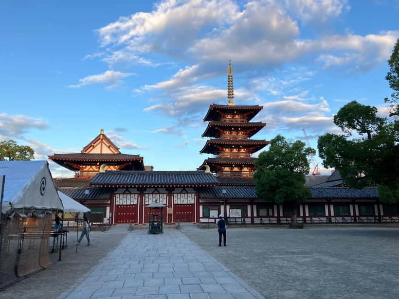 Osaka: Private and Fully Customized Tour with Hotel Meet Up - Yasaka Shrine and the scenic lanes of Ninenzaka and Sannenzaka