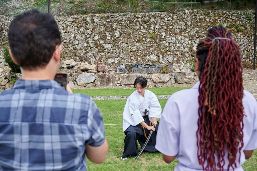 Osaka: Private Samurai Experience - Train with Sword Master - English and French translation that keeps the lesson grounded