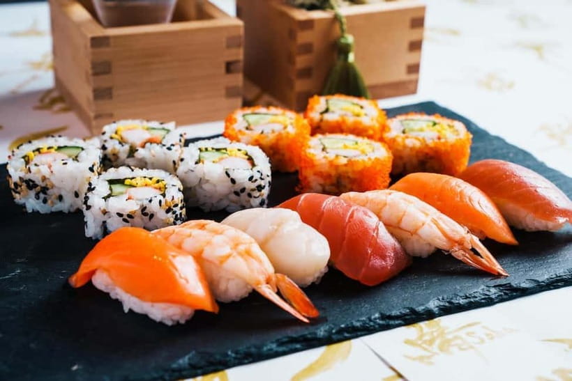 Osaka: Roll and Authentic Sushi Making Class in Dotonbori - The 100-minute flow: quiz, techniques, and eating what you make
