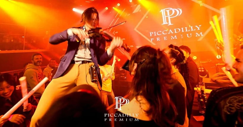 Osaka Umeda：PICCADILLY LIVE SHOW & NIGHTCLUB TICKET & Shisha - Entry and navigation in Umeda: arriving with a margin for error